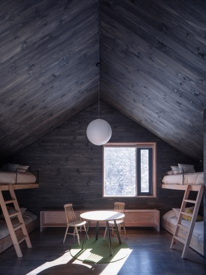 Iragüen Viñuela Arquitectos formed the house from planks of wood