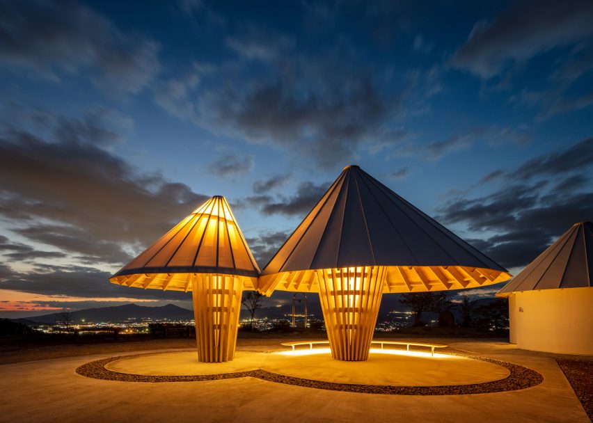 Oath Hill Park was designed by Kengo Kuma and is located along a hiking trail near Mount Fuji
