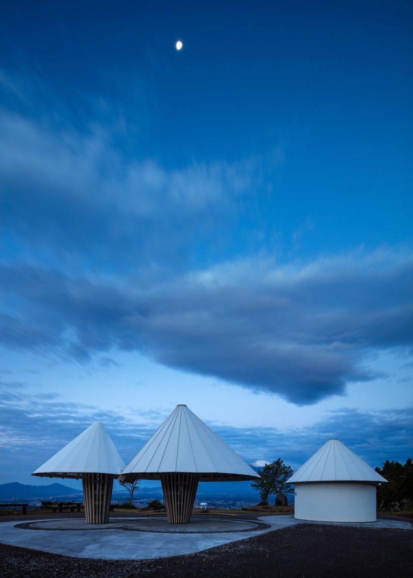Oath Hill Park was designed by Kengo Kuma and is located along a hiking trail near Mount Fuji