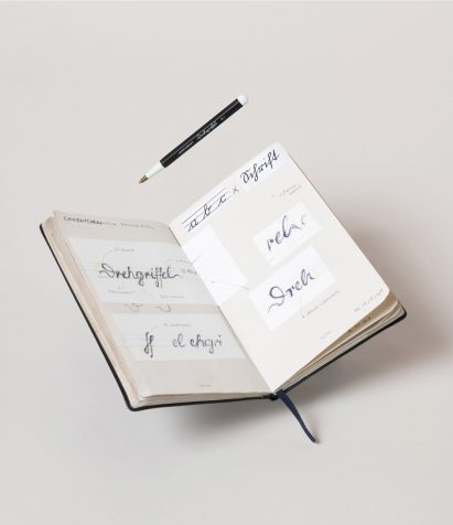 Leuchtturm1917 Drehgriffel pen pictured beside a notebook