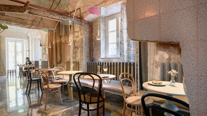 Banquette seating in Lolita Eipprova by Triiije