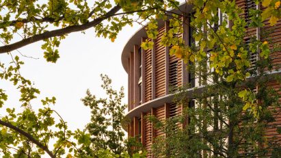 The facade of Waldkliniken Eisenberg has a slatted design