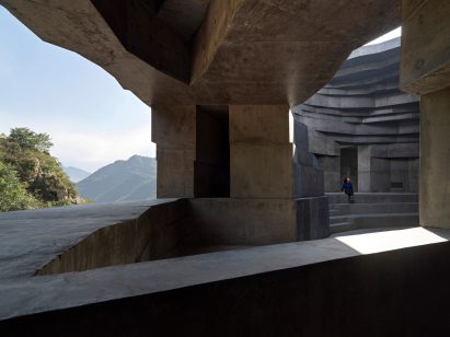 It has views across the mountain landscape