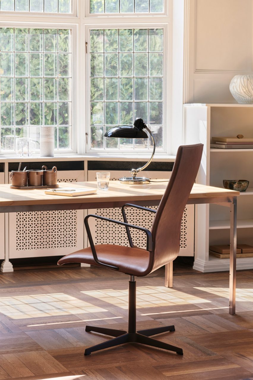Image of the Oxford office chair in a brown leather upholstery
