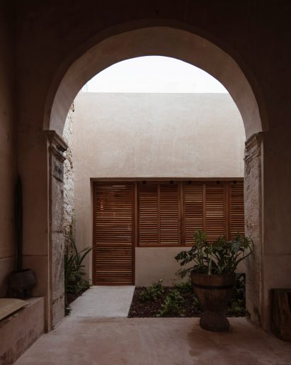 Reception area by Punto Arquitectónico and Paolo Sarra