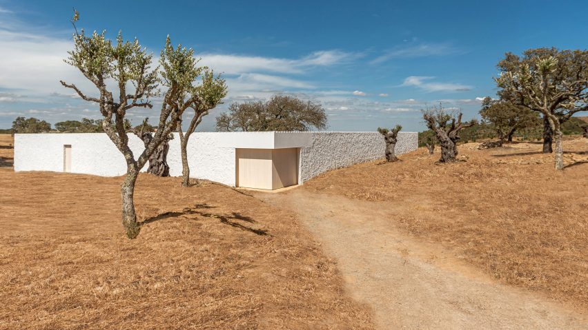 Casa da Volta is a Portuguese holiday home that was designed by Promontorio