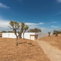 Casa da Volta has a whitewashed exterior