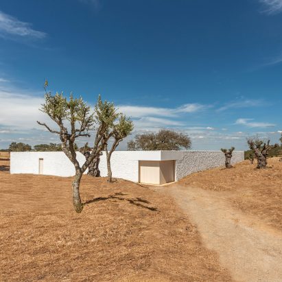 Casa da Volta has a whitewashed exterior