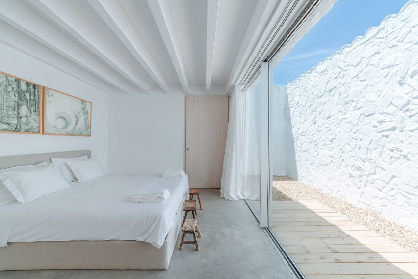 Casa da Volta is a Portuguese holiday home that was designed by Promontorio