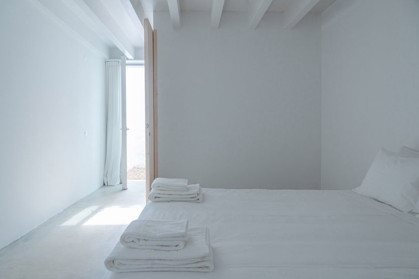 Casa da Volta is a holiday home in Portugal that was designed by Promontorio