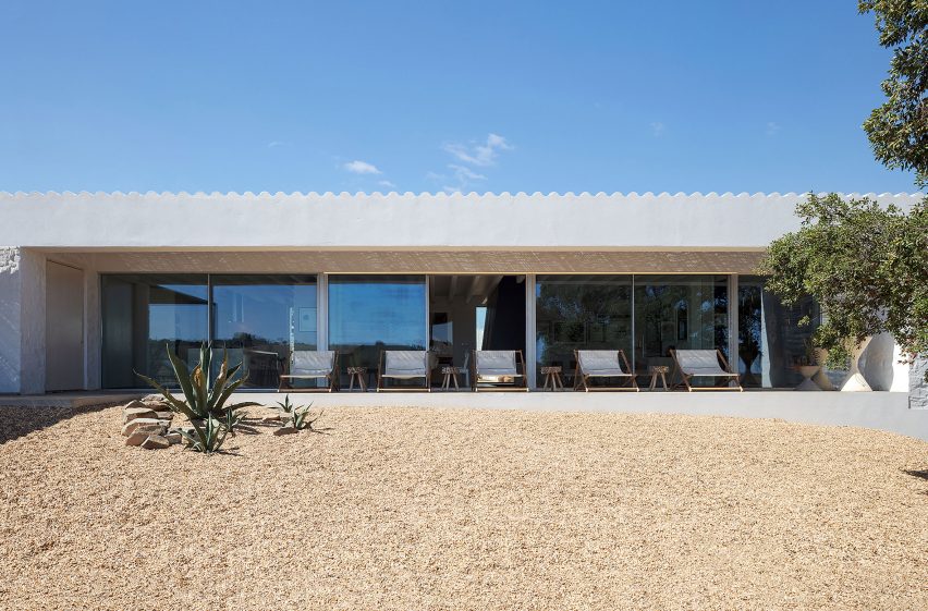 Casa da Volta is a Portuguese holiday home that was designed by Promontorio