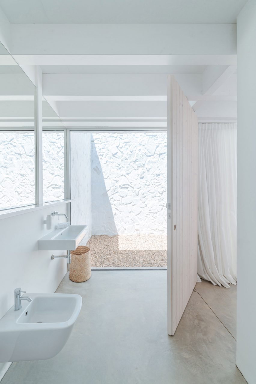 Casa da Volta is a Portuguese holiday home that was designed by Promontorio