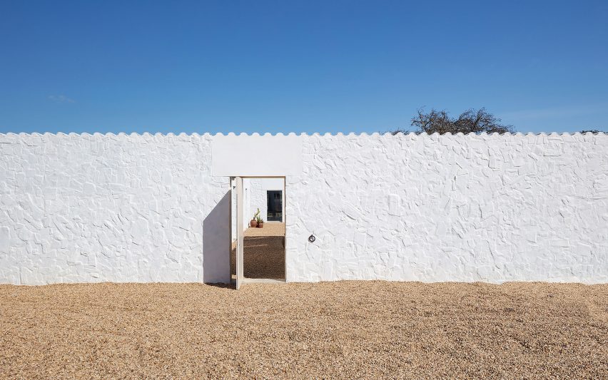 Casa da Volta is a Portuguese holiday home that was designed by Promontorio