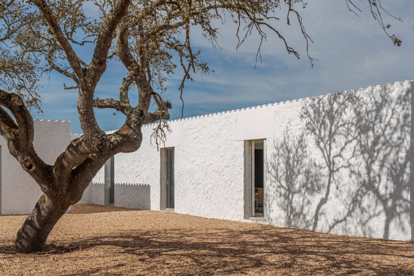 Casa da Volta is a Portuguese holiday home that was designed by Promontorio