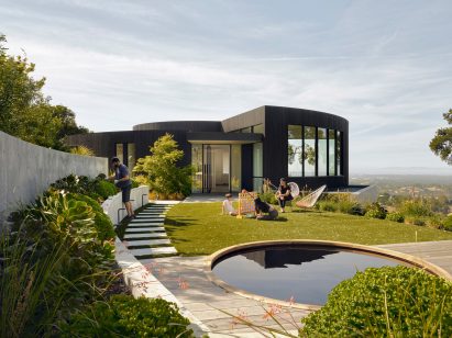 Lawn at house by Feldman Architecture