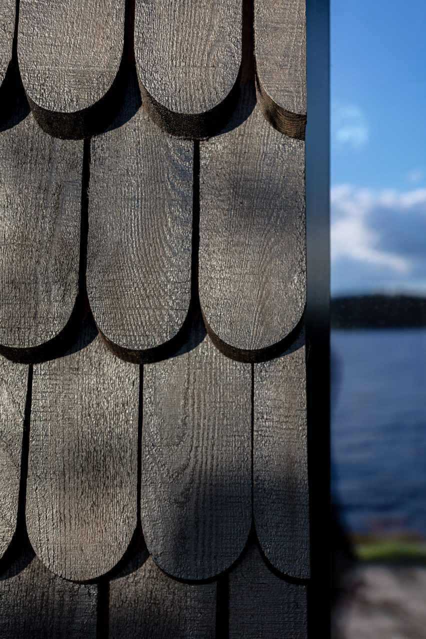 Tar-coated wooden shingles