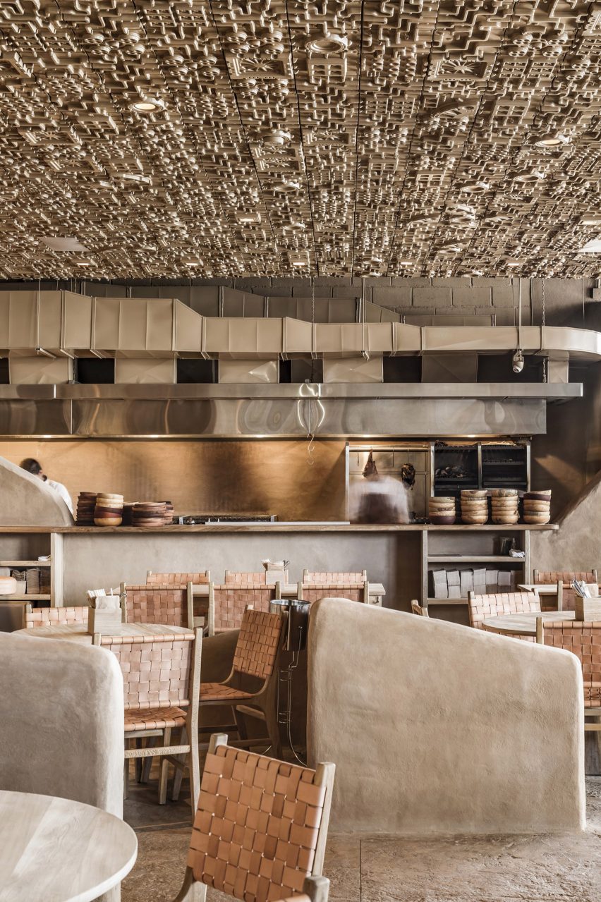 Relief ceiling features in Veneno restaurant in Guadalajara