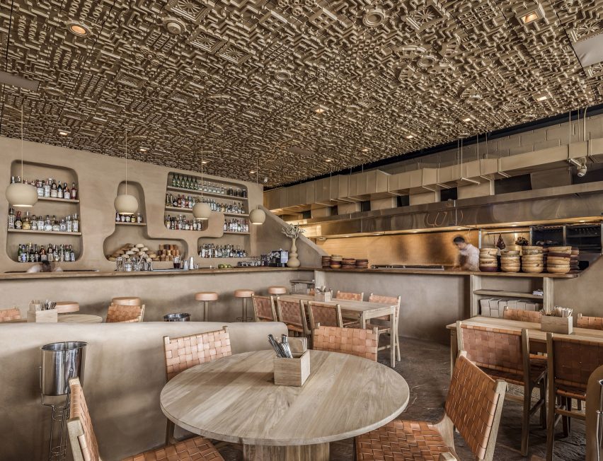 Relief ceiling features in Veneno restaurant in Guadalajara
