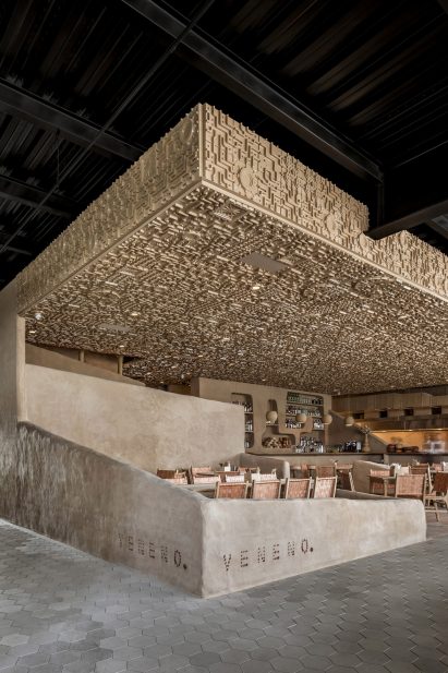 Relief ceiling features in Veneno restaurant in Guadalajara