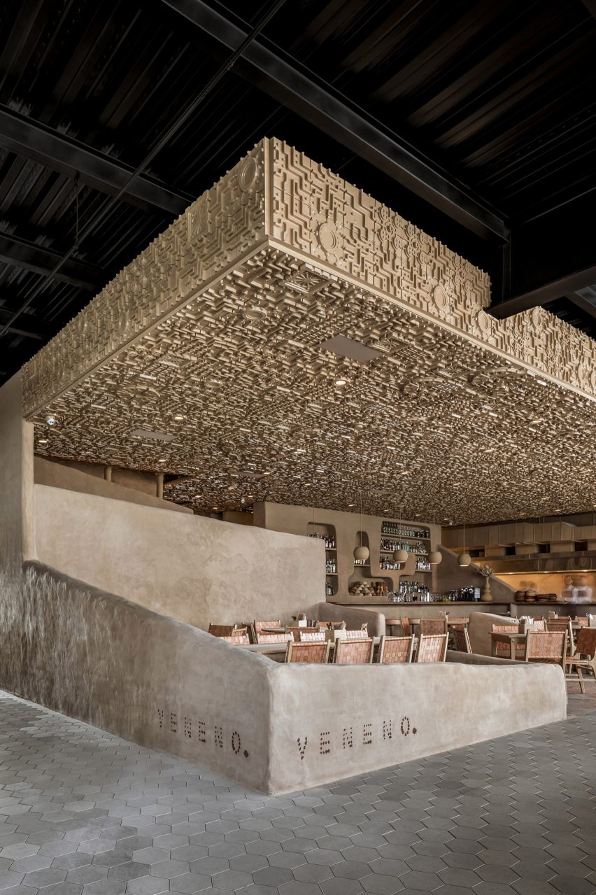 Relief ceiling features in Veneno restaurant in Guadalajara