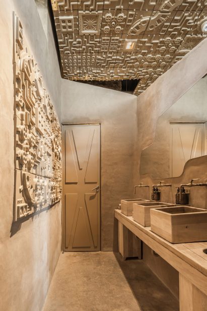 Relief ceiling features in Veneno restaurant in Guadalajara