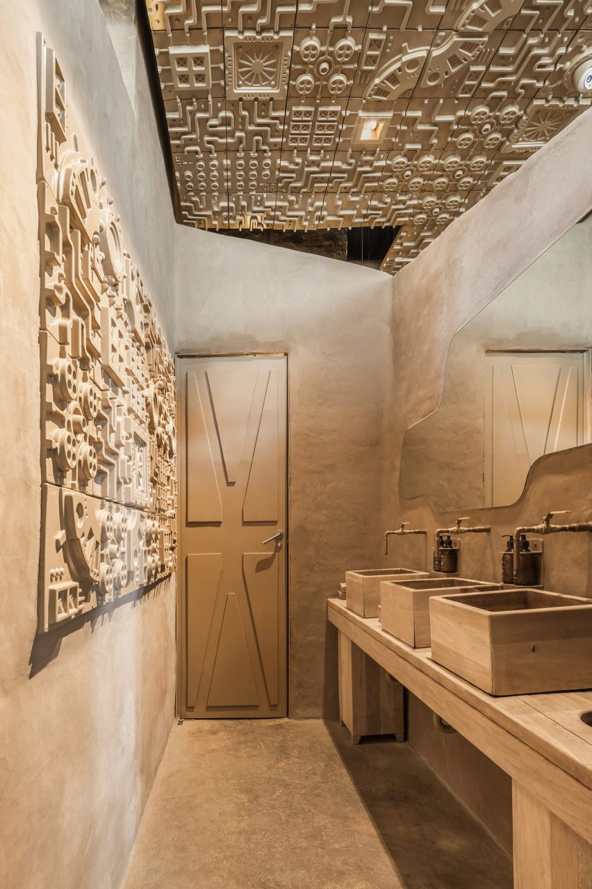 Relief ceiling features in Veneno restaurant in Guadalajara