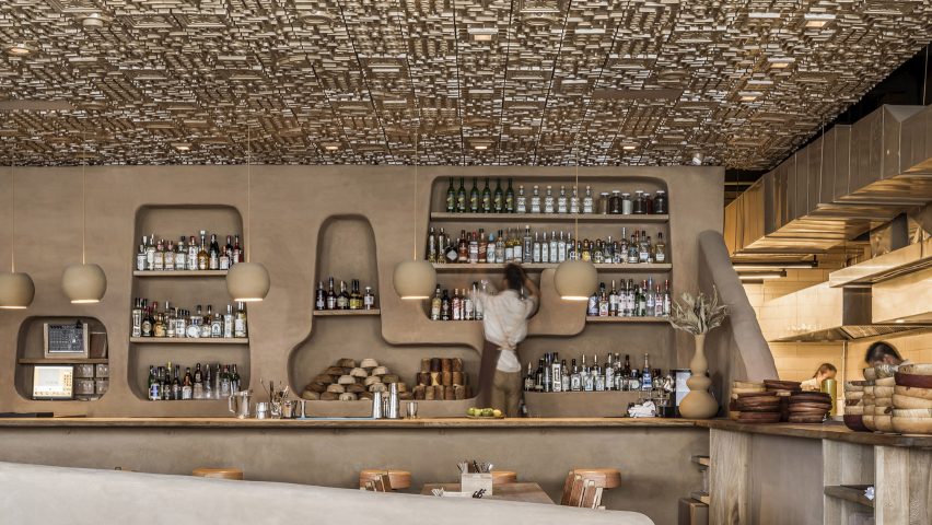 Relief ceiling features in Veneno restaurant in Guadalajara
