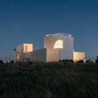 Casa Cabrita Moleiro pictured at night