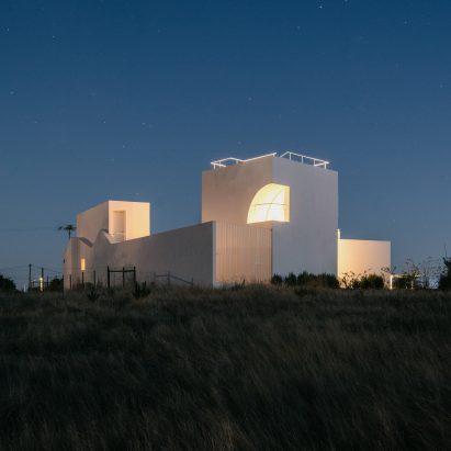 Casa Cabrita Moleiro pictured at night
