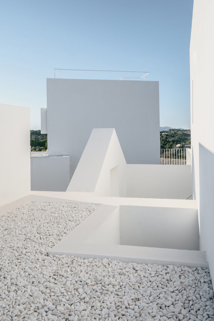 Casa Cabrita Moleiro is a Portuguese holiday home by Atelier Data