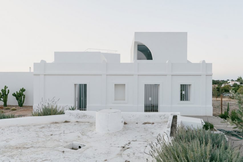 Casa Cabrita Moleiro is a Portuguese holiday home by Atelier Data
