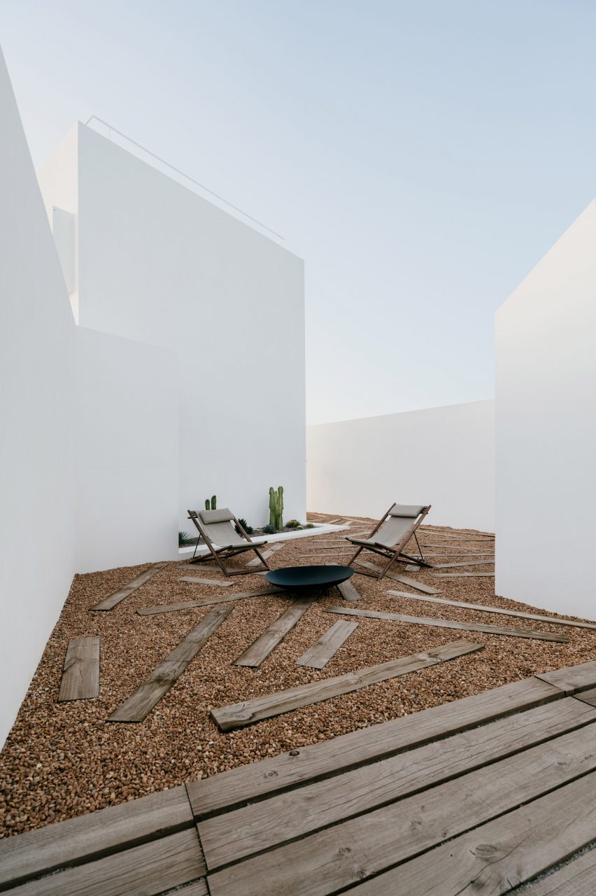 Casa Cabrita Moleiro is a Portuguese holiday home by Atelier Data