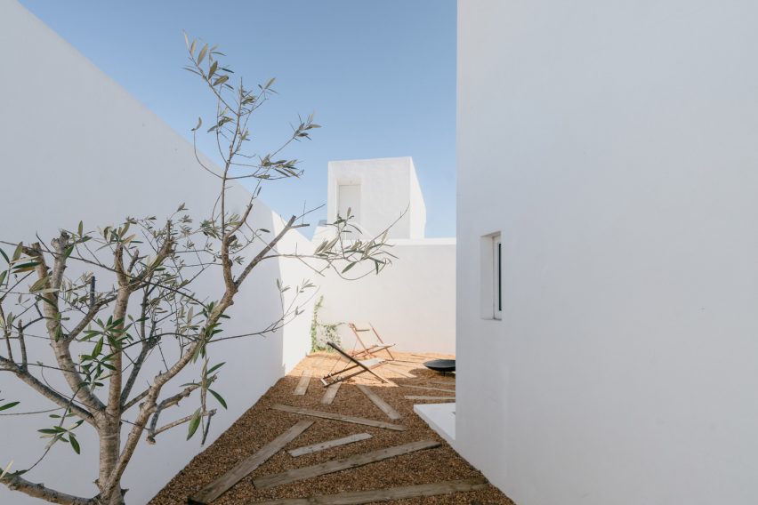 Casa Cabrita Moleiro is a Portuguese holiday home by Atelier Data
