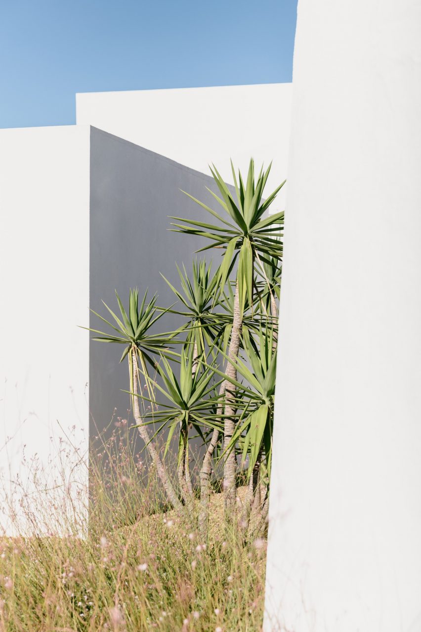 Casa Cabrita Moleiro is a Portuguese holiday home by Atelier Data