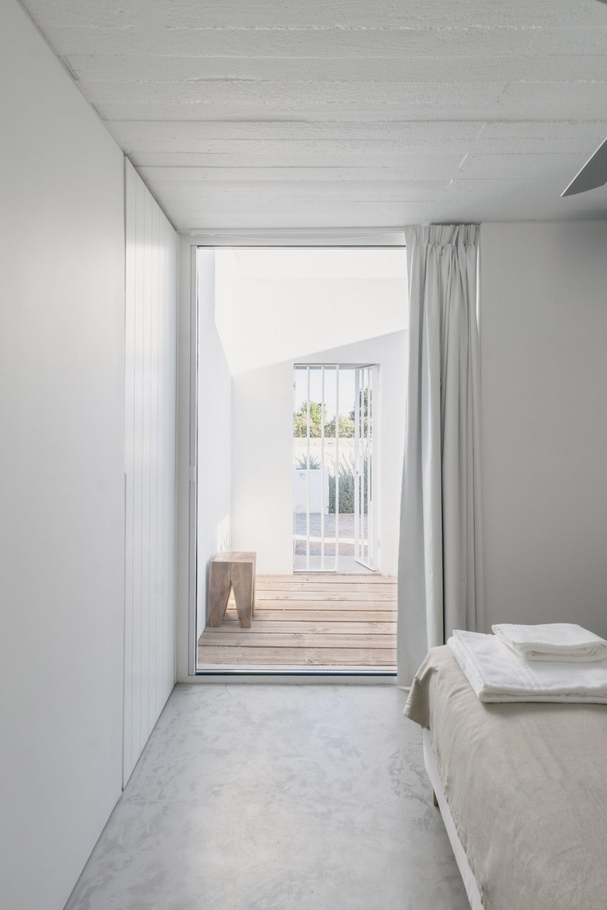 Casa Cabrita Moleiro is a Portuguese holiday home by Atelier Data