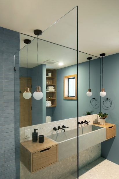 Retro bathroom by Hacker Architects