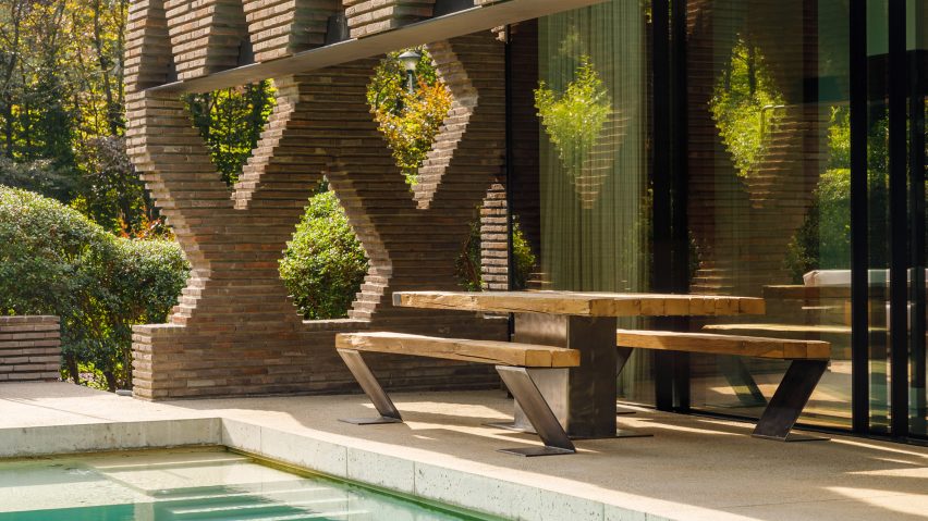 Bocuse table used outside next to a swimming pool