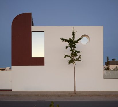 White and terracotta exterior of DM House