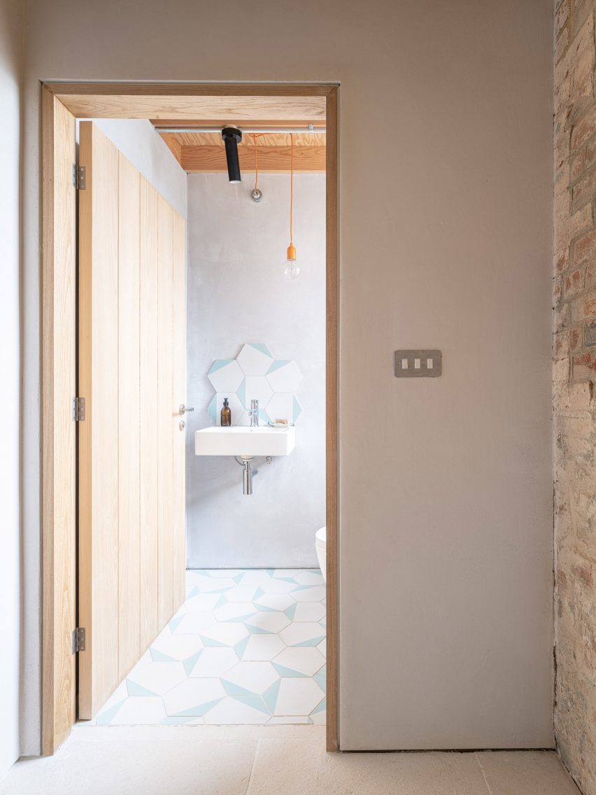 Woodthorpe Stables was designed by Delve Architects