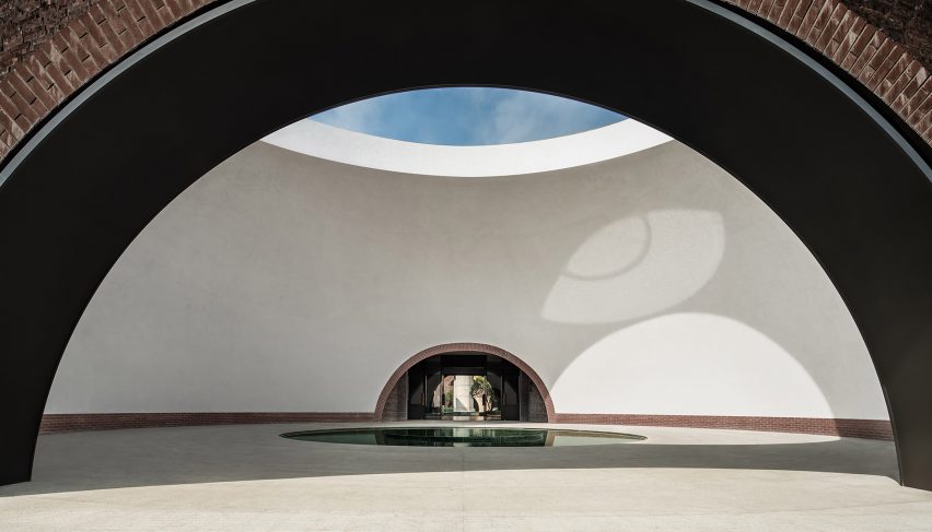 Entrance to Dongfengyun Hotel Mi'Le by Cheng Chung Design