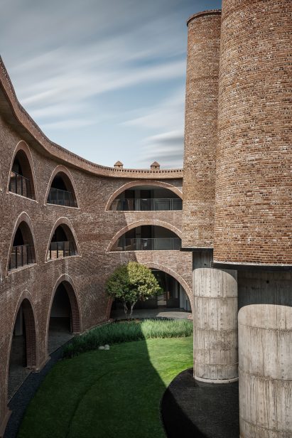 Courtyard of Dongfengyun Hotel Mi'Le by Cheng Chung Design
