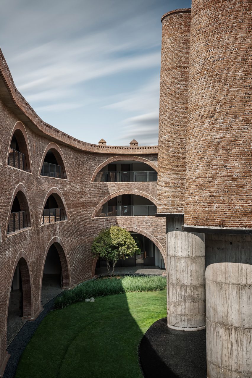 Courtyard of Dongfengyun Hotel Mi'Le by Cheng Chung Design