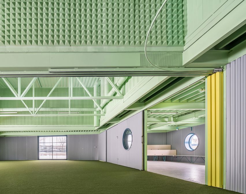 Artificial turf in Educan school for dogs, humans and other species