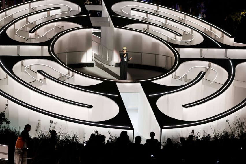 Five Echoes is an installation in Miami by Es Devlin