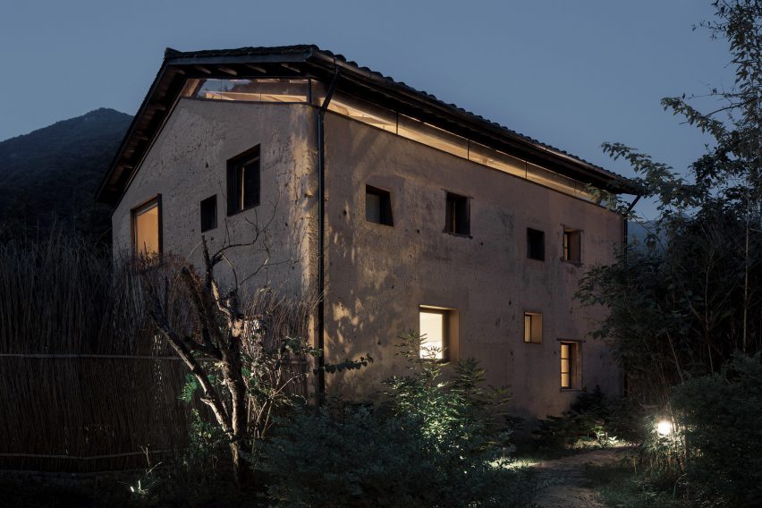 Rammed-earth guesthouse at Flowing Cloud Township Villa
