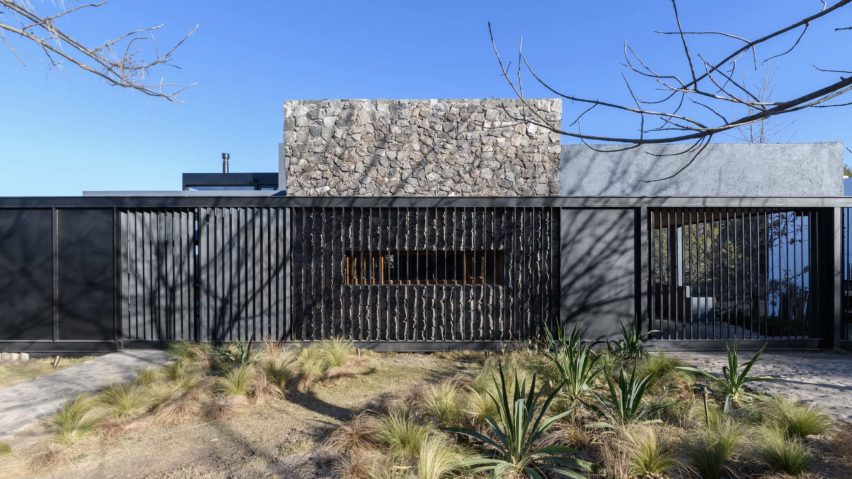 Set Ideas extends Fluid House in Argentina using glass and steel