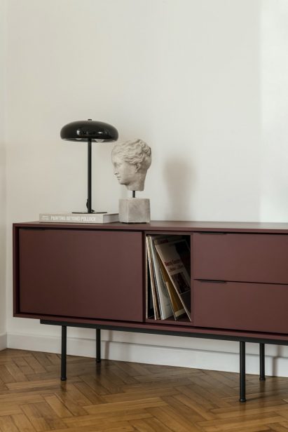 Mod sideboard in burgundy