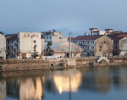 The market is located along a bank