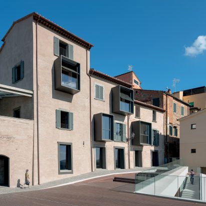 Rear image of the Italian villas at Palazzo Senza Tempo