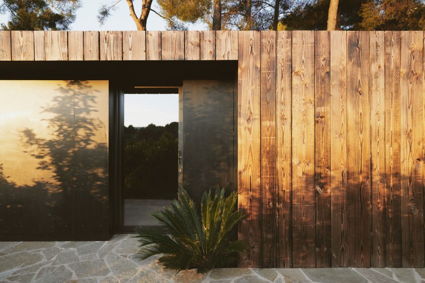 Cabin with wooden cladding